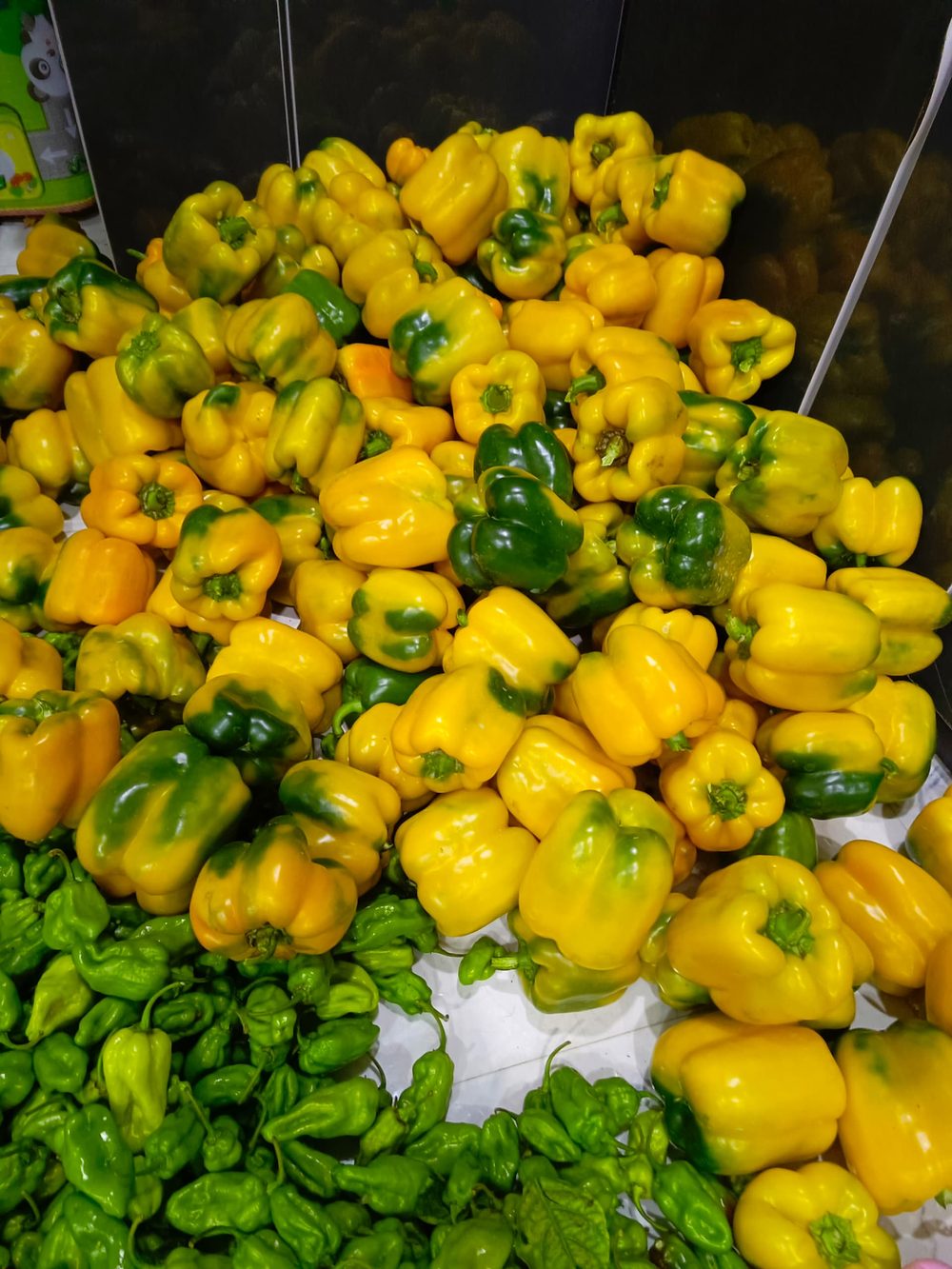 Yellow bell peppers and habanero